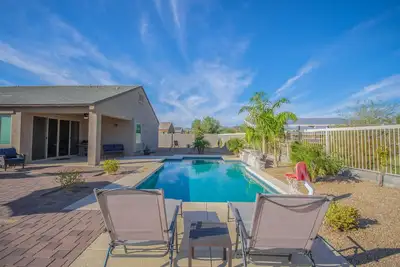 Like New Home Private pool, New furnishings, 20 mins to State Farm stadium