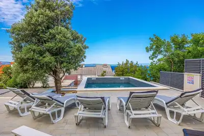 Image de Villa confortablement meublé avec piscine