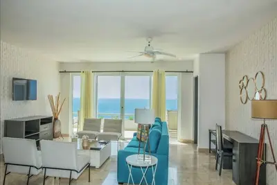 Image de Stunning 4Bedroom Penthouse unit - 3 minutes from the Beach