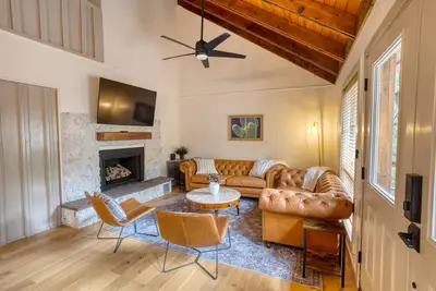 Image de A cozy treehouse cabin in the heart of Pinetop.