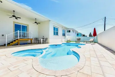 Image de Luxury 5 bed, 3 ba, separate in-law suite, htd pool & Spa, mins walk to beach