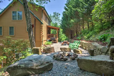 Image de Candyland Cabin | Game Room + Fire Pit & Views 🔥⛰️ + Biltmore Pass