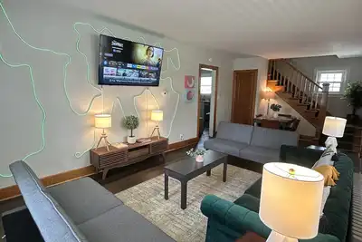 Image de Gameroom with Foosball+Arcade! Spacious Home, Lots of Parking, Perfect for Groups!