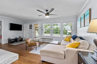 Image de Authentic Vibe~70\"Tv~King Suite~Pets~Walkable!