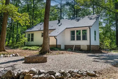 Image de Retreat to your own Refuge w/towering pines & oaks w/firepit close to everything