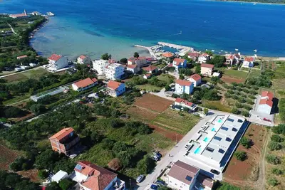 Image de Villa Summer Bloom - villas sœurs chacune avec piscine, à 100 m de la plage