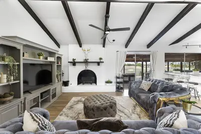 Image de Farmhouse Retreat ~ Jacuzzi ~ Mini Cows + Ponies ~ Games + Pool ~ Fire Pit + Bbq
