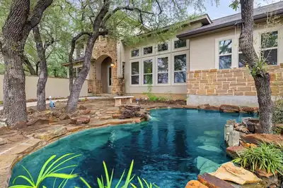 Image de Canyon Lake 4 mins - Jacuzzi Bbq Firepit - 1000Mbp Wifi - Games - Wood Fireplace