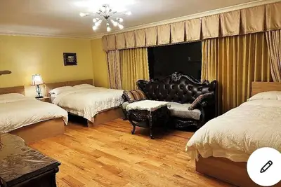 Image de 3 queen beds in a large living room