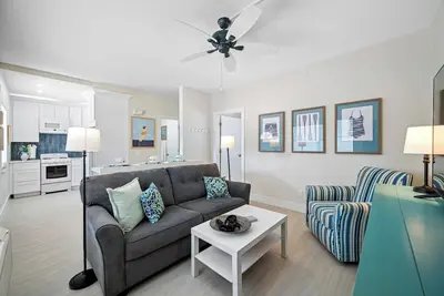 Image de Sea Breeze 1 - Beautifully Renovated Condo steps to the Beach!