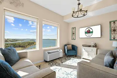 Image de Lakeview Penthouse 4br/4ba Condo • Sleeps 12 • Sunroom + Balcony