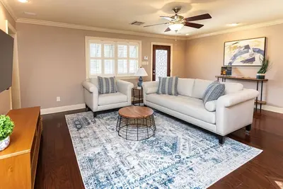 Image de Convenient, Quiet, Centrally Located, Fully Stocked Lakeview Home