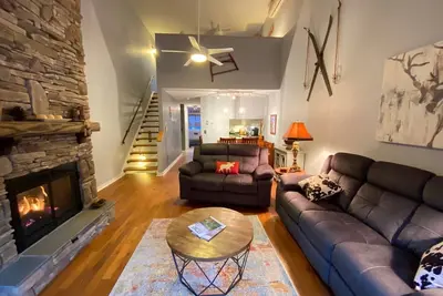Image de Beautiful Riverfront Townhome, \nSteps to Historic Downtown Stowe