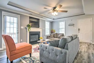 Image de Welcoming Abode w\/ Yard ~ 1 Mi to Dtwn Apex!