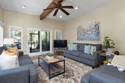 Image de Private yard and screened porch at Historic happy home, steps to Main Street with parking