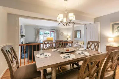 Image de Multiple Gathering Spaces, Private Backyard & Free Parking at Townhome 1 Block to Capital Bldg