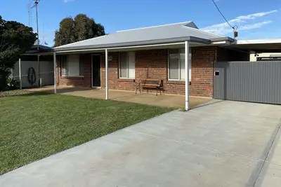 Image de Modern home, 300m to beach. Sport minded child friendly yard. Bbq and fish sink.