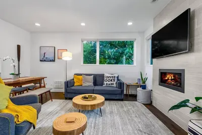 Image de 4313 Fremont · 3b2. 5b Fremont Gem w/ Seattle Skyline & Lake View