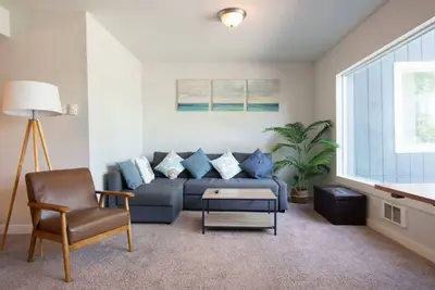 Image de 9852 Lower · Fabulous Lake View House in Oasis - Lower Unit