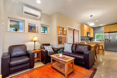 Image de 3214 Seattle · Cozy & Peaceful  2b2. 5b South Seattle House  w/Ac