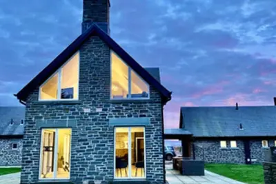 Image de Stylish contemporary lodge on working deer farm, sleeps 10-13
