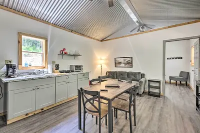 Image de Creekside Cabin Retreat w/ Community Fire Pit