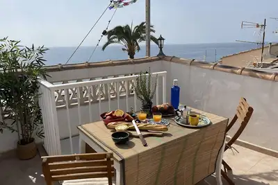 Image de Oldtown family house with amazing terrace - 3 minutes from the beach!