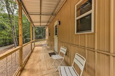 Image de Tallassee Cabin w/ Forest Views Near Creek!