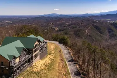 Image de Holy Cow! ! ! 16 Bedroom Luxury! Puppy Spa / Pool / Views, Got It All!