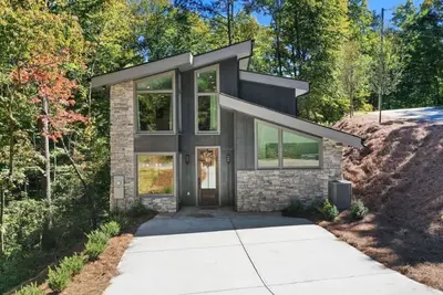 Image de Newly Constructed Modern Farmhouse, Hot Tub, Outdoor Covered Fireplace, Creek