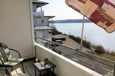 Image de Small apartment with balcony and direct view of the lake on the 2nd floor