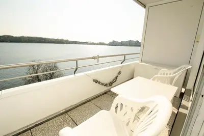 Image de Cozy lake view apartment with south-facing balcony & single beds