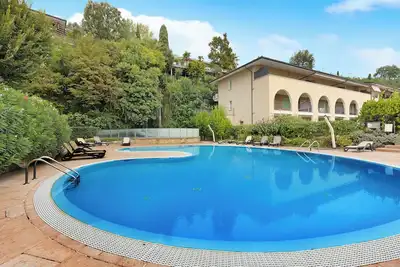 Image de Appartement de luxe avec vue sur le lac, piscine partagée et Wi-Fi.