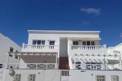 Image de Appartement 'Elena Beach House Lanzarote' avec vue sur mer, terrasse et Wi-Fi.