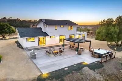 Image de The Shire at Baggins Hill with Spa and Fire Table!