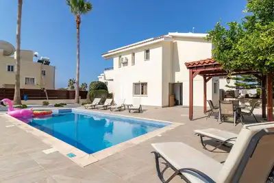 Coral Bay - Prime Tourist Location - Detached Villa - Private Pool