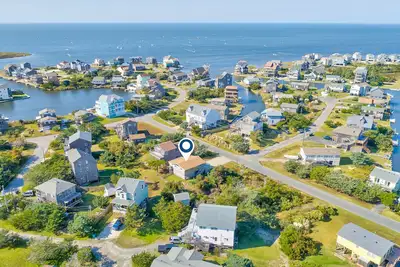 Image de Sound-side home with a yard, central Ac & washer/dryer - walk to beaches