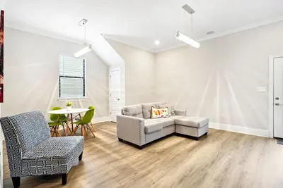 Image de Newly built home with balcony, central Ac, & washer/dryer
