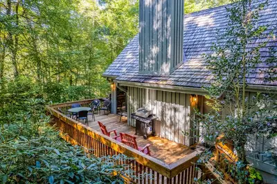 Image de Dog-friendly woodland home with deck, & forest/mountain views - near golf/town