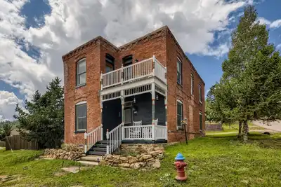 Image de Landmark home built in 1895 with porches, office & western-themed decor
