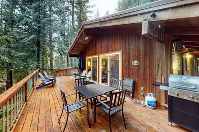 Image de Secluded dog-friendly cabin with two fireplaces, washer\/dryer, deck & firepit