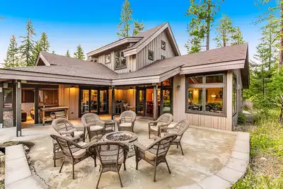 Image de Stunning retreat with 3 suites, hot tub, extra lot, & Ev charger