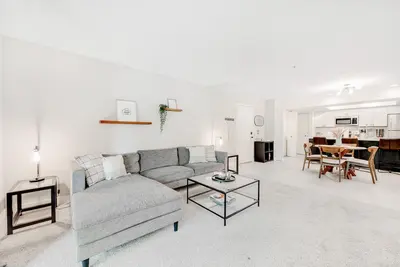 Image de Stylish updated condo with balcony, pool, & hot tub - near golf and greenway