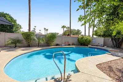 Image de Quiet Scottsdale retreat with enclosed yard, pool, patio, grill, game room & W/D