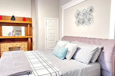 Image de Carytown Charm: 1br with King Bed/fully fenced