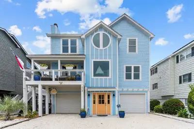 Image de Waterfront home near the ocean with a balcony, central Ac & washer/dryer