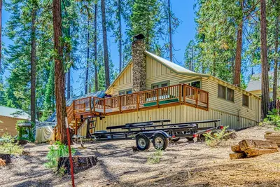Image de Cozy cabin in the trees with deck, grill, wood-burning fireplace, WiFi, & W/D