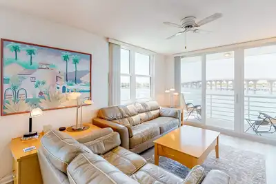 Image de Water-view condo with private beach, pool & hot tub - snowbird-friendly
