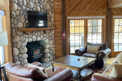 Image de Light-filled Mountain Retreat—a block away from skiing, hiking and lakes