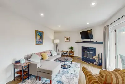 Image de Completely remodeled, ground-floor condo with mountain views, patio, fireplace,